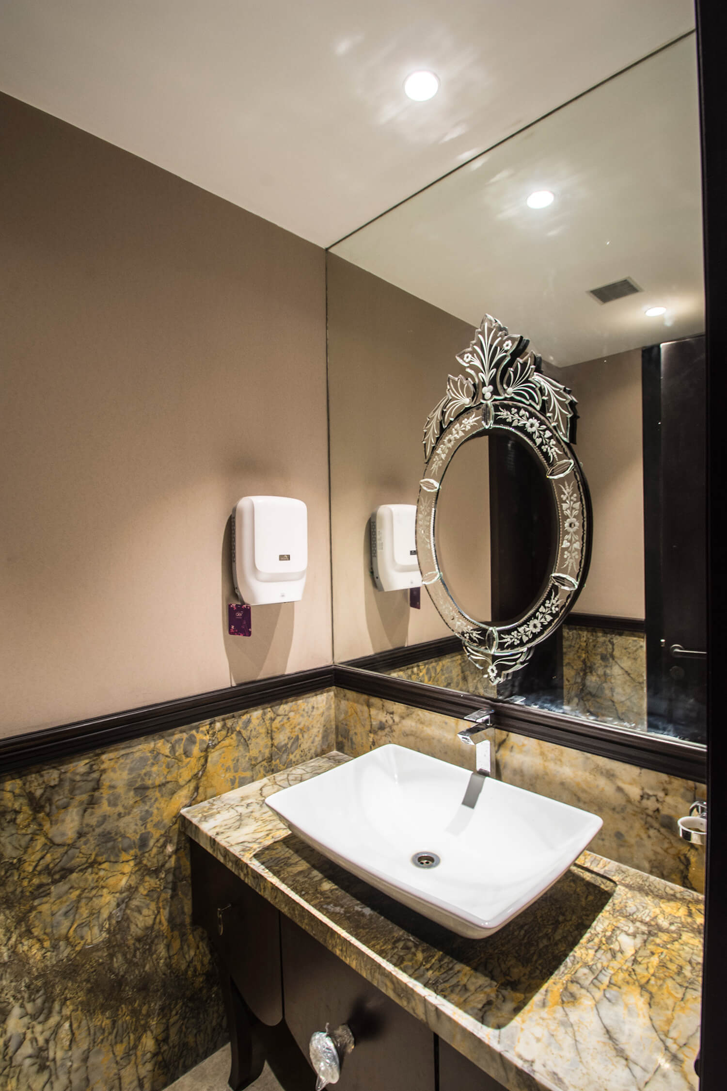 The Avenue - Main image